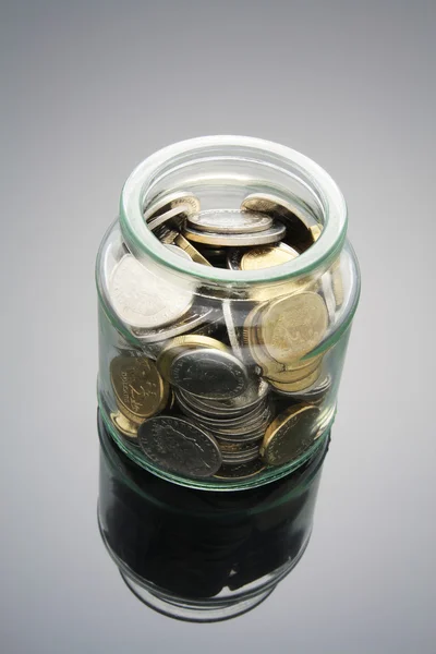Üvegedényben lévő érmék — Stock Fotó