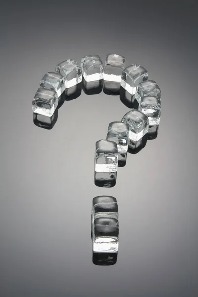 Знак вопроса, созданный кубиками льда — стоковое фото