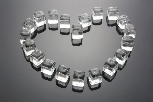 Forma de corazón formada por cubitos de hielo — Foto de Stock