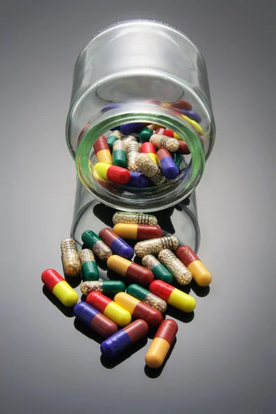 Pillen in glazen pot — Stockfoto