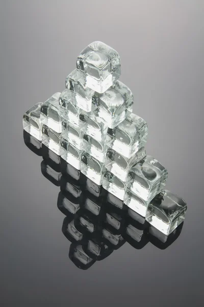 Piramide formata da cubetti di ghiaccio — Foto Stock
