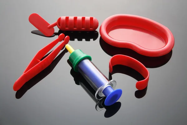 Іграшкові медичні інструменти з роздумами — стокове фото
