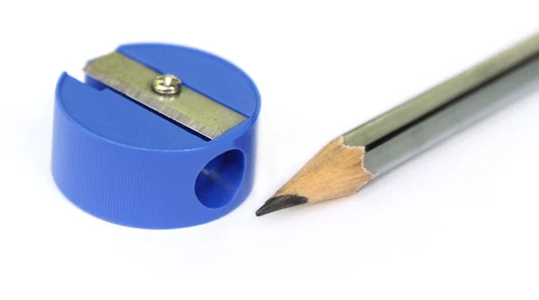 Макро из деревянного карандаша с точилкой — стоковое фото