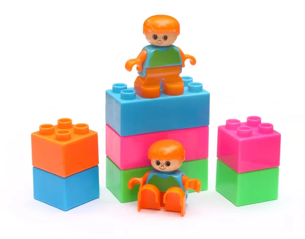 Blocos de construção com dois bebês de plástico — Fotografia de Stock
