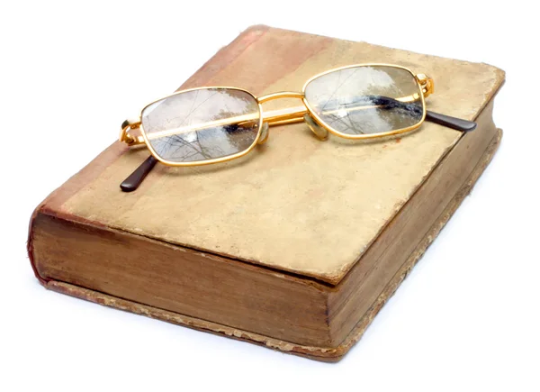 Блестящие очки на старой книге — стоковое фото