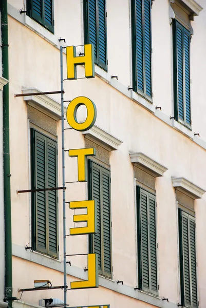 Gele hotel teken — Stockfoto