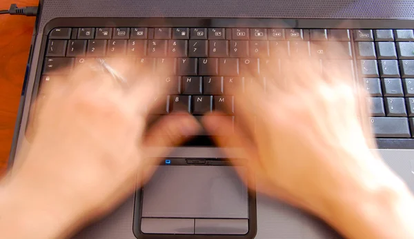 Mãos no teclado, digitação rápida — Fotografia de Stock