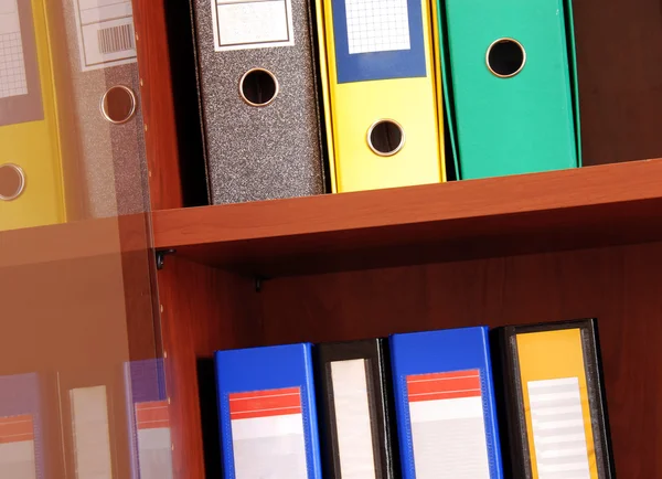 办公室书架中的彩色文件 — 图库照片