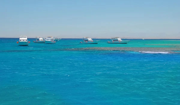 Łodzie na błękitne morze woda w Egipcie — Zdjęcie stockowe