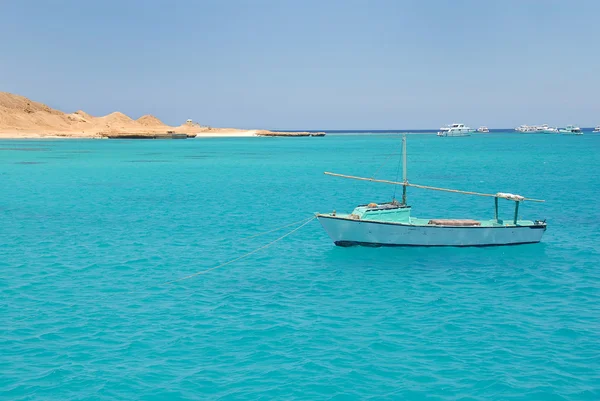 Лодка на голубой морской воде в Египте — стоковое фото