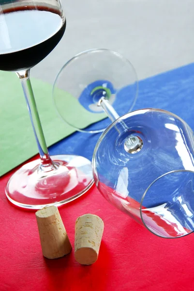 Wine corks and glasses — Stock Photo, Image