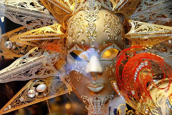 Máscara de luxo dourada decorativa em Veneza, Itália — Fotografia de Stock