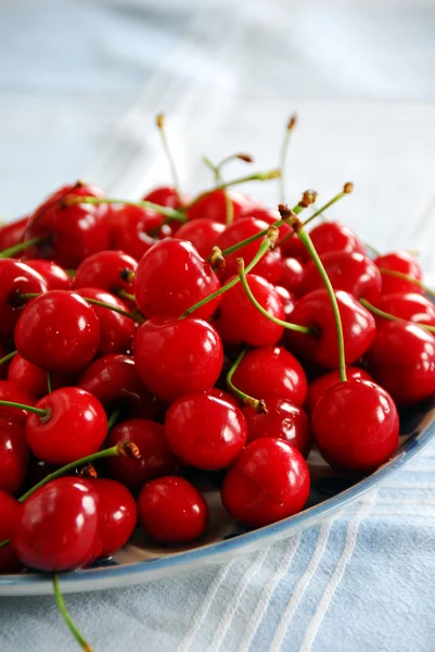 Аппетитные красные вишни — стоковое фото