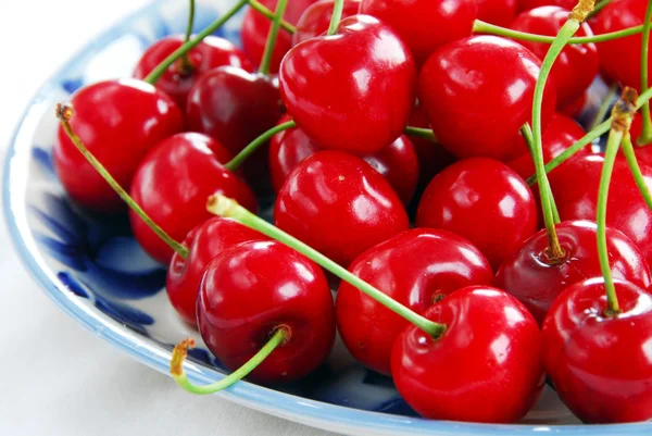 Cerezas rojas apetitosas — Foto de Stock