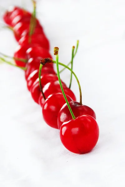 Appetizing red cherries row — Stock Photo, Image