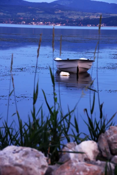 孤独的小船在蓝河 — 图库照片