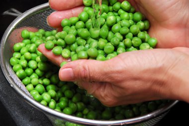 Rinsing green peas clipart