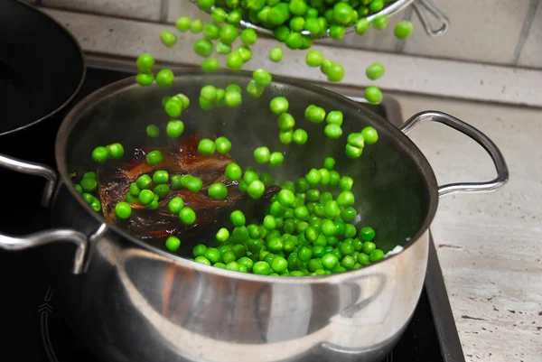 Cucinare piselli verdi — Foto Stock