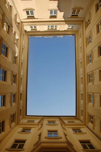 Блакитне небо, обрамлене будівлею — стокове фото