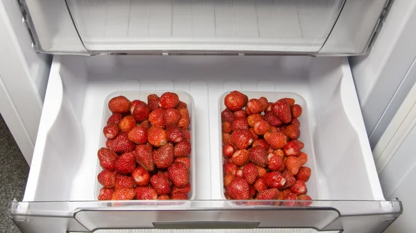 Les fraises mûres dans le _ freeze _ 1 Photo De Stock