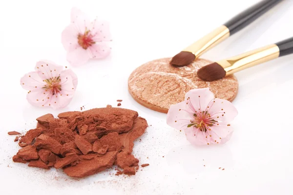 Polvo marrón para maquillaje y flores —  Fotos de Stock
