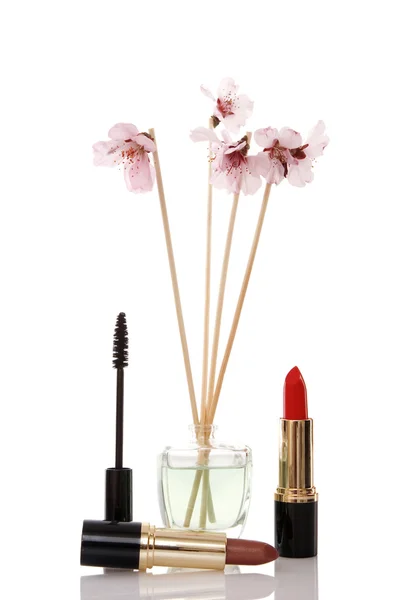 Kosmetika, parfému a květina — Stock fotografie