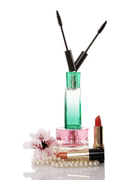 Жемчужные бусы, косметика и парфюмерия — стоковое фото