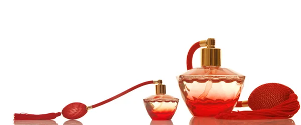 Perfume en botellas de vidrio rojo — Foto de Stock