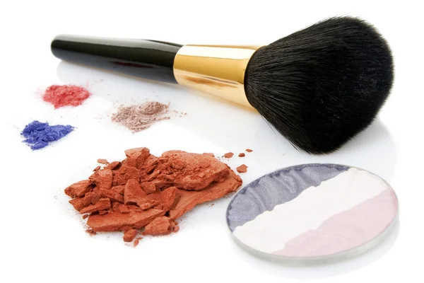 Cepillo de maquillaje y polvo diferente — Foto de Stock