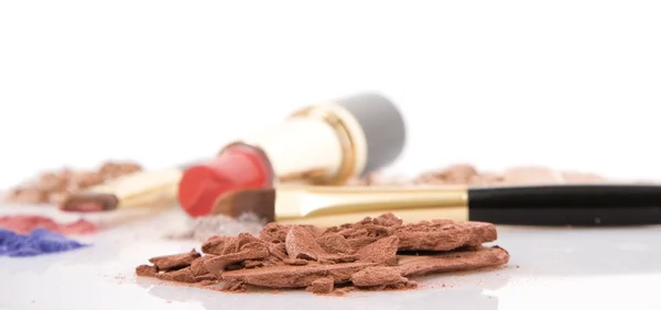 Cepillo de maquillaje, lápiz labial y polvo diferente — Foto de Stock