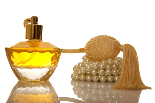 Perfumy w szklanej butelce i perła beeds — Zdjęcie stockowe