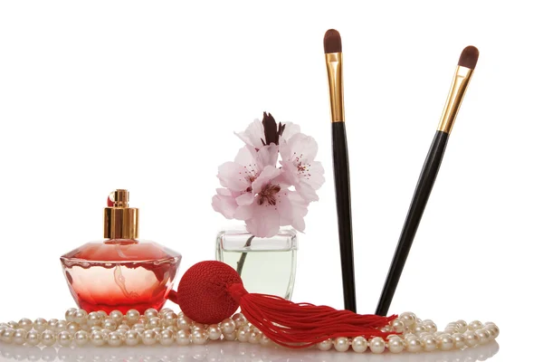 Pearls beads, perfume, two cosmetics brush — Stock Photo, Image
