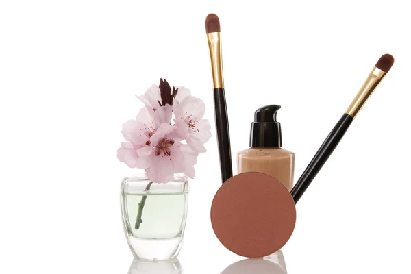 化粧品と桜の花 — ストック写真