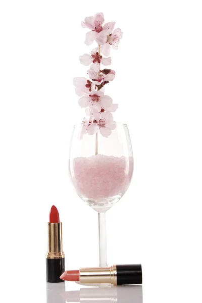 Czerwone szminki i kwiat wiśni — Zdjęcie stockowe