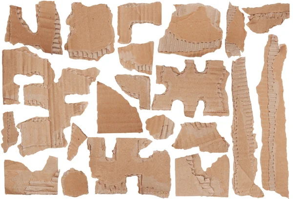 Кусочки рваного коричневого гофрированного картона — стоковое фото