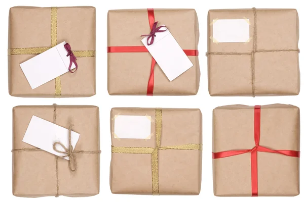 Caja de regalo con cinta y etiqueta en blanco — Foto de Stock