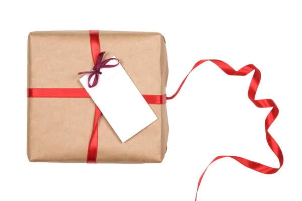 Caja de regalo con cinta roja y etiqueta en blanco — Foto de Stock
