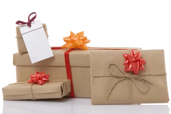 Cajas de regalo con cinta y etiqueta en blanco —  Fotos de Stock