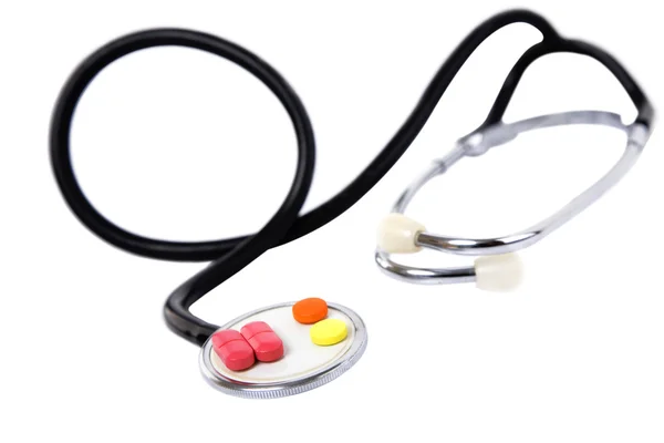 Pojęcie medyczne kolorowe tabletki i stetoskop — Zdjęcie stockowe