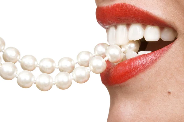 Vrouw glimlacht weergegeven: witte tanden en parelwitte ketting — Stockfoto