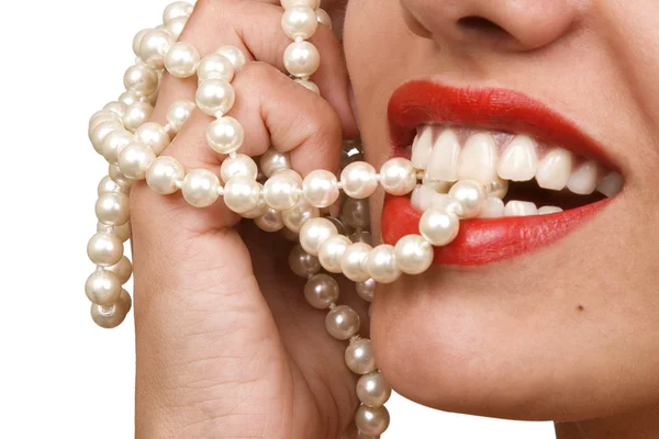 Vrouw glimlacht weergegeven: witte tanden en parelwitte ketting — Stockfoto