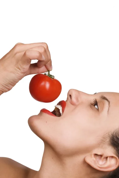 토마토를 먹고 젊은 여자 — 스톡 사진