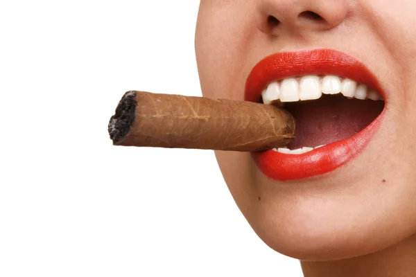 Рот с красными губами, кусающими сигару — стоковое фото