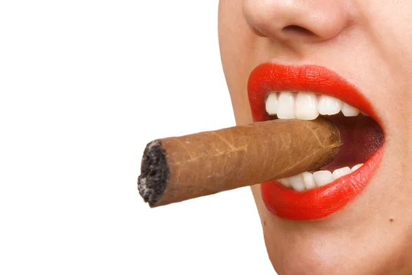 Рот с красными губами, кусающими сигару — стоковое фото