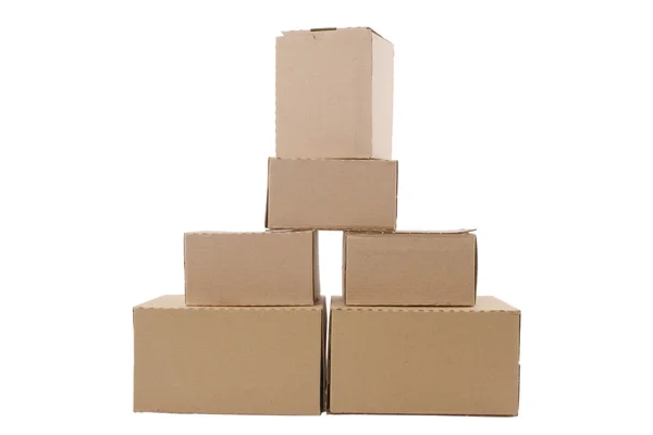 Braune Kartons stapelweise angeordnet — Stockfoto