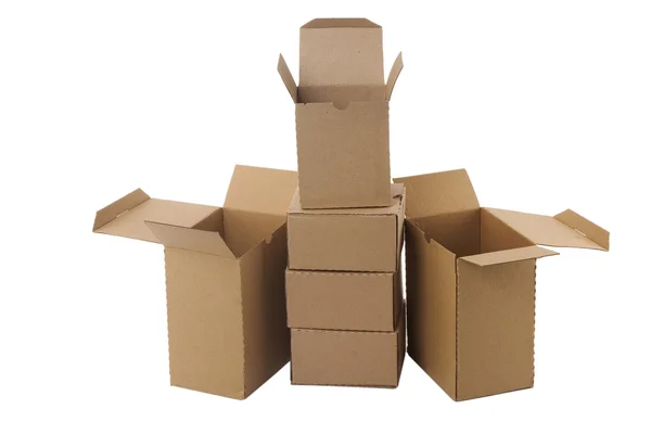 Коричневые картонные коробки расставлены в стопку — стоковое фото