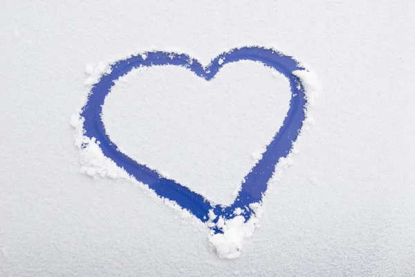 Coeur, dessiné sur neige blanche, symbole d'amour — Photo