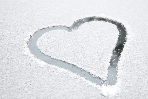 Hart vorm die is getekend op witte sneeuw, symbool van de liefde — Stockfoto
