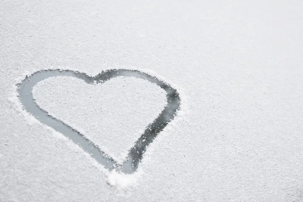 Coeur dessiné sur neige blanche, symbole d'amour — Photo