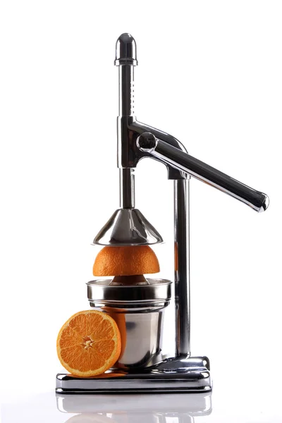 Juicer cromado de citrinos e metades de laranja — Fotografia de Stock